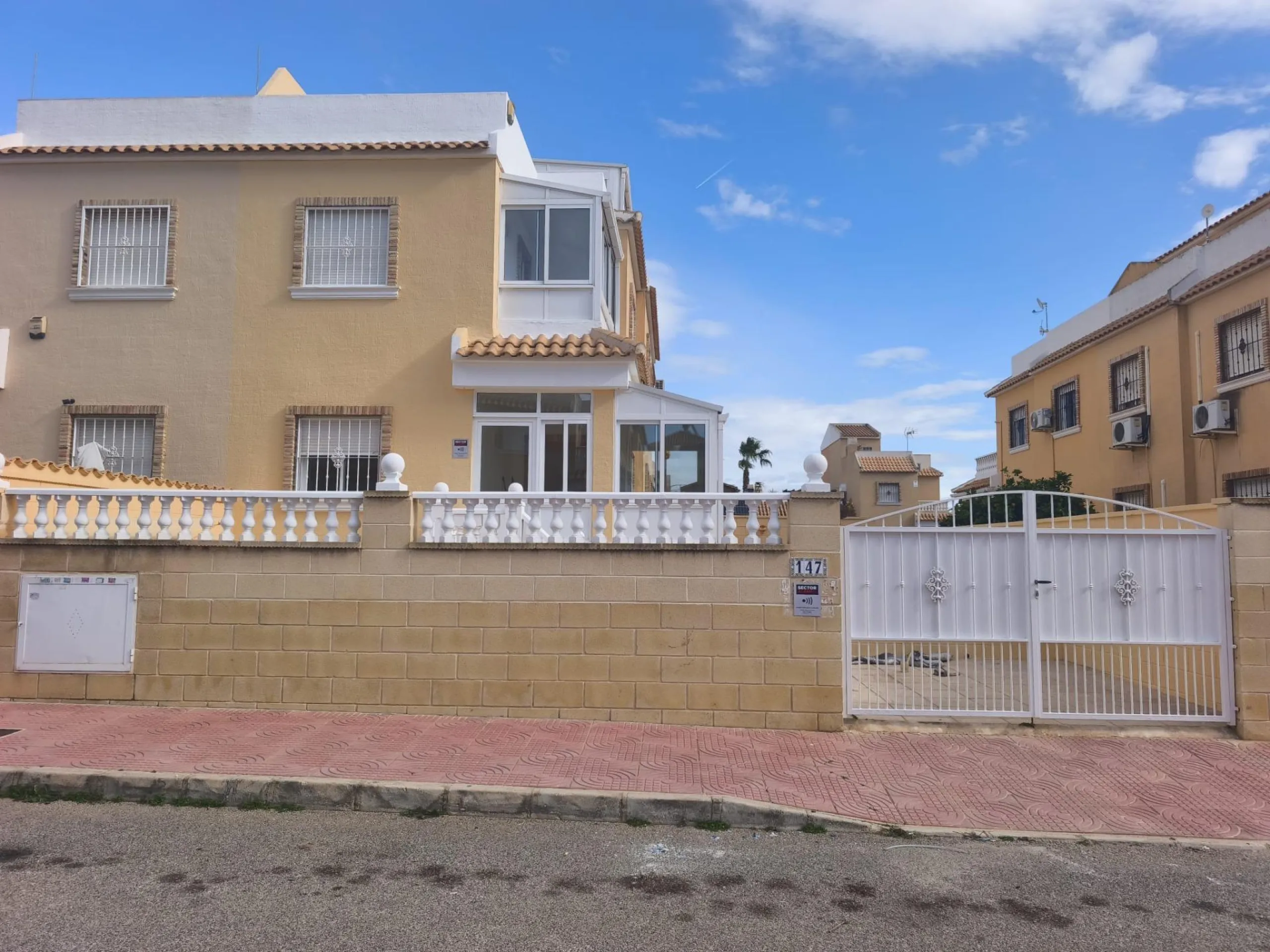 ADOSADO CON PISCINA PROPIA EN CIUDAD QUESADA DE 3 DORM. 2 BAÑOS. CON SOLARIUM PRIVADO DE 25 M2. PARCELA 92 M2. CASA 104 M2.