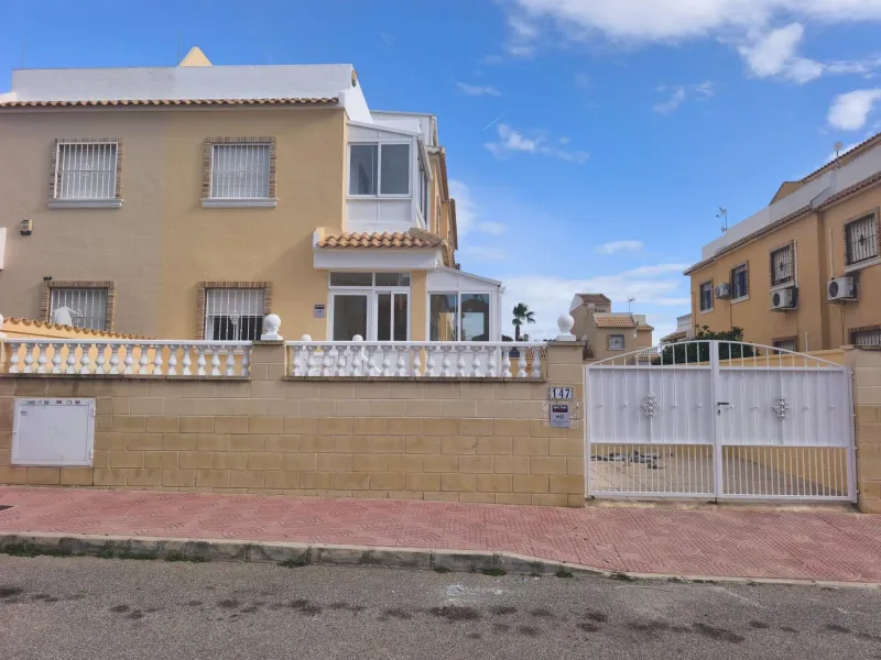 ADOSADO CON PISCINA PROPIA EN CIUDAD QUESADA DE 3 DORM. 2 BAÑOS. CON SOLARIUM PRIVADO DE 25 M2. PARCELA 92 M2. CASA 104 M2.
