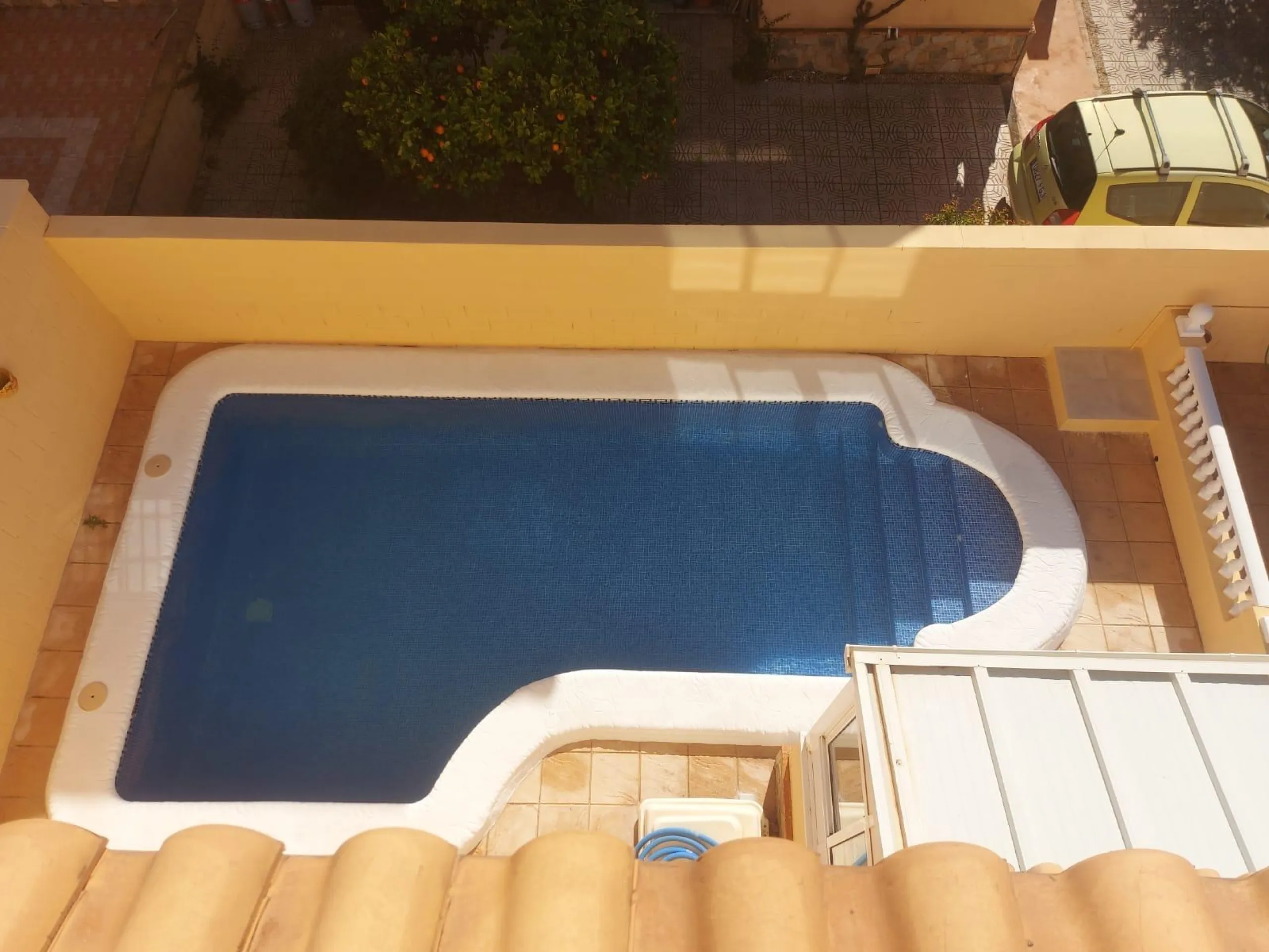 ADOSADO CON PISCINA PROPIA EN CIUDAD QUESADA DE 3 DORM. 2 BAÑOS. CON SOLARIUM PRIVADO DE 25 M2. PARCELA 92 M2. CASA 104 M2.