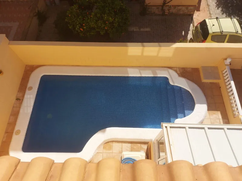 ADOSADO CON PISCINA PROPIA EN CIUDAD QUESADA DE 3 DORM. 2 BAÑOS. CON SOLARIUM PRIVADO DE 25 M2. PARCELA 92 M2. CASA 104 M2.