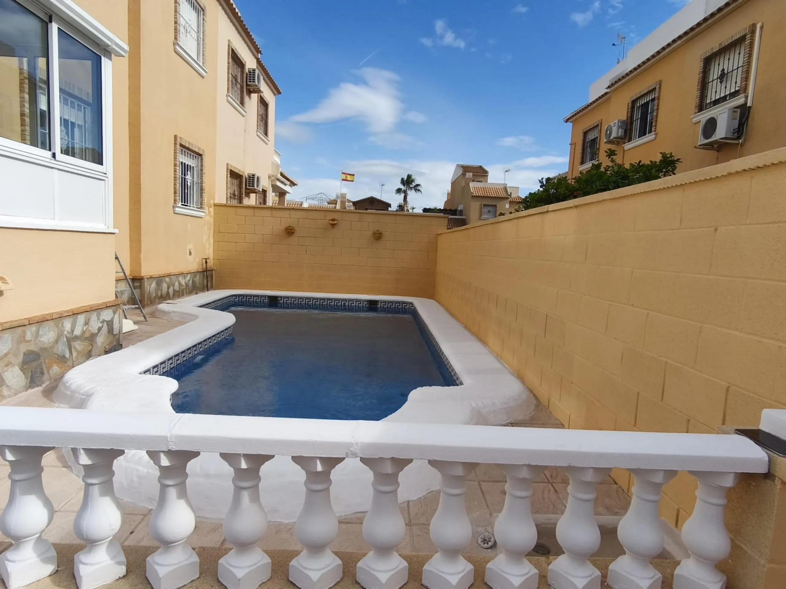 ADOSADO CON PISCINA PROPIA EN CIUDAD QUESADA DE 3 DORM. 2 BAÑOS. CON SOLARIUM PRIVADO DE 25 M2. PARCELA 92 M2. CASA 104 M2.