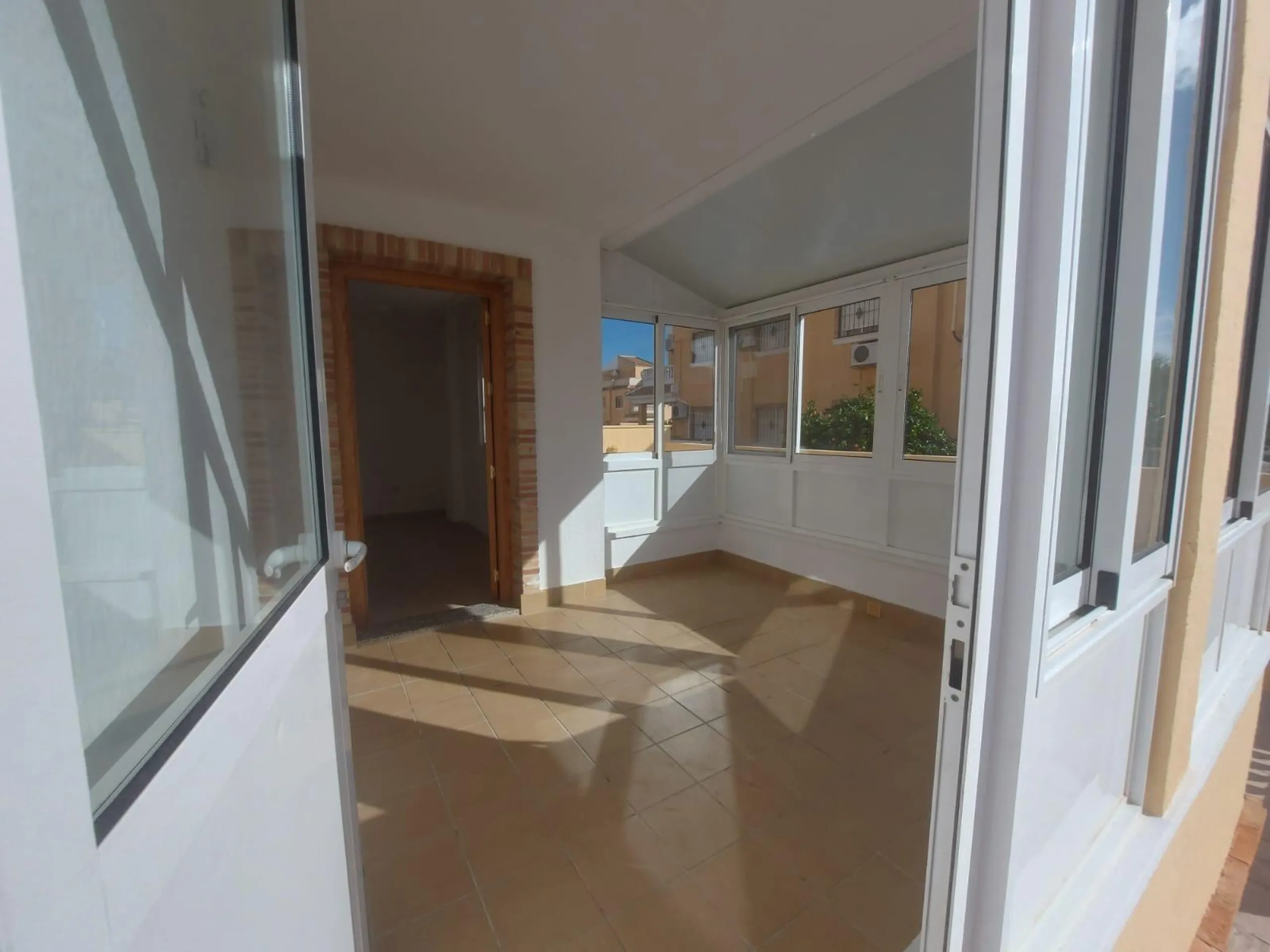 ADOSADO CON PISCINA PROPIA EN CIUDAD QUESADA DE 3 DORM. 2 BAÑOS. CON SOLARIUM PRIVADO DE 25 M2. PARCELA 92 M2. CASA 104 M2.