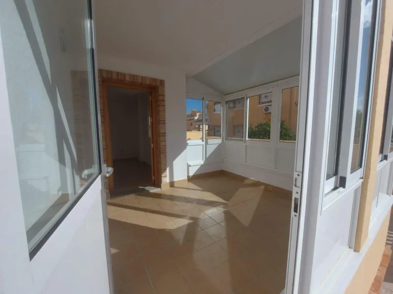 ADOSADO CON PISCINA PROPIA EN CIUDAD QUESADA DE 3 DORM. 2 BAÑOS. CON SOLARIUM PRIVADO DE 25 M2. PARCELA 92 M2. CASA 104 M2.
