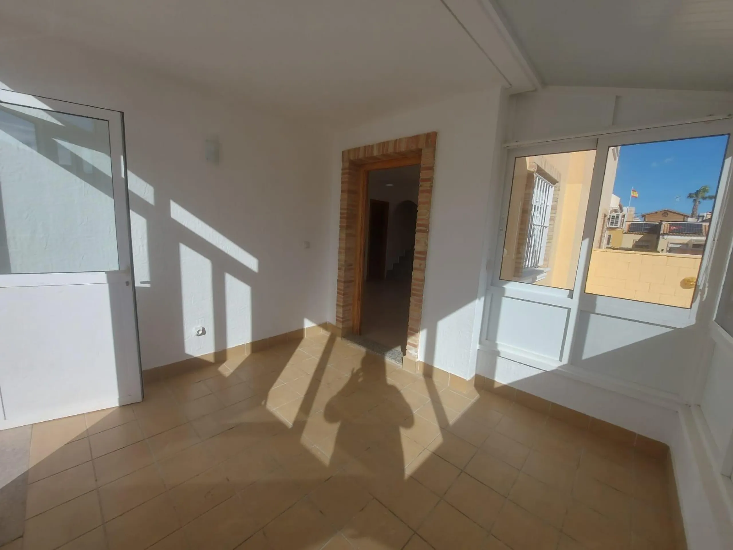 ADOSADO CON PISCINA PROPIA EN CIUDAD QUESADA DE 3 DORM. 2 BAÑOS. CON SOLARIUM PRIVADO DE 25 M2. PARCELA 92 M2. CASA 104 M2.