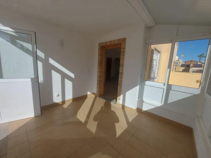 ADOSADO CON PISCINA PROPIA EN CIUDAD QUESADA DE 3 DORM. 2 BAÑOS. CON SOLARIUM PRIVADO DE 25 M2. PARCELA 92 M2. CASA 104 M2.