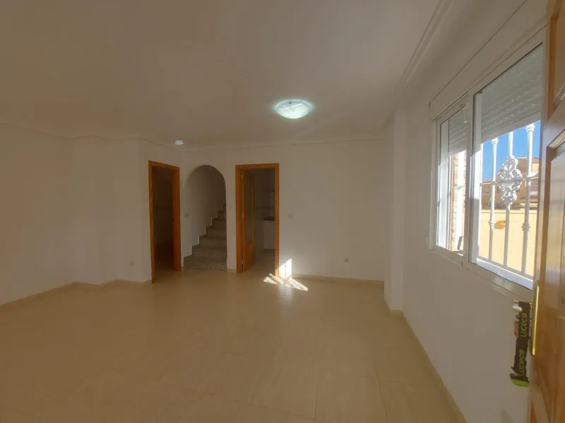 ADOSADO CON PISCINA PROPIA EN CIUDAD QUESADA DE 3 DORM. 2 BAÑOS. CON SOLARIUM PRIVADO DE 25 M2. PARCELA 92 M2. CASA 104 M2.