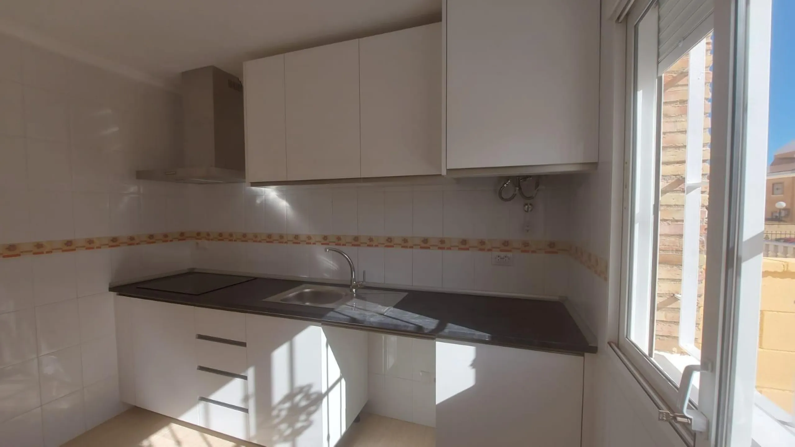ADOSADO CON PISCINA PROPIA EN CIUDAD QUESADA DE 3 DORM. 2 BAÑOS. CON SOLARIUM PRIVADO DE 25 M2. PARCELA 92 M2. CASA 104 M2.
