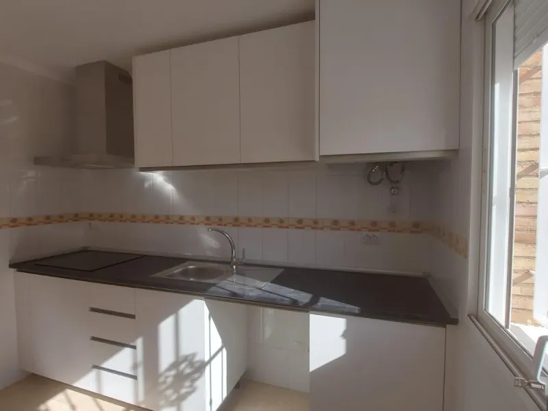 ADOSADO CON PISCINA PROPIA EN CIUDAD QUESADA DE 3 DORM. 2 BAÑOS. CON SOLARIUM PRIVADO DE 25 M2. PARCELA 92 M2. CASA 104 M2.