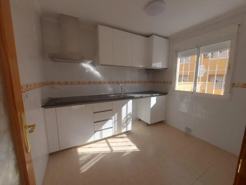 ADOSADO CON PISCINA PROPIA EN CIUDAD QUESADA DE 3 DORM. 2 BAÑOS. CON SOLARIUM PRIVADO DE 25 M2. PARCELA 92 M2. CASA 104 M2.