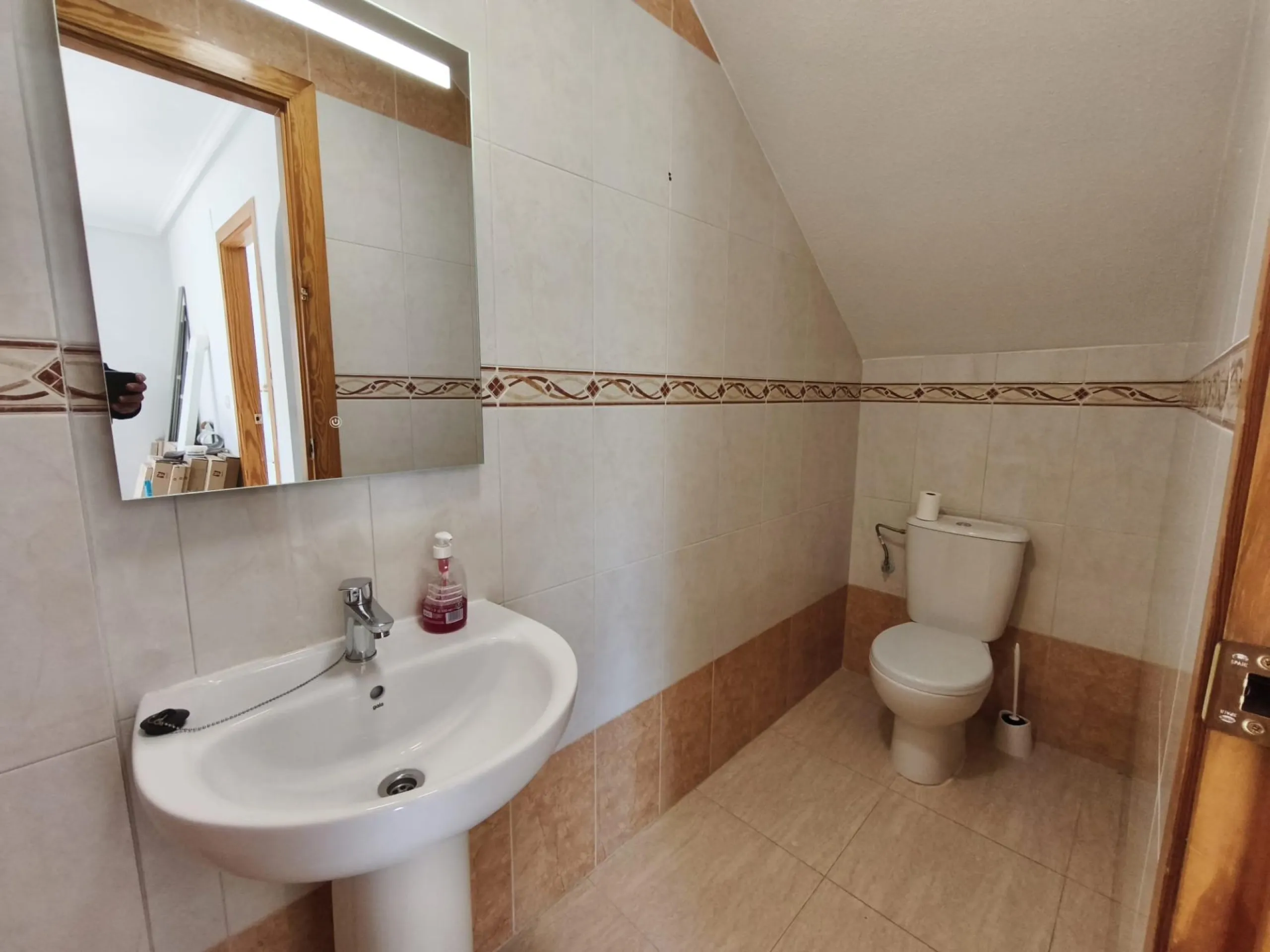 ADOSADO CON PISCINA PROPIA EN CIUDAD QUESADA DE 3 DORM. 2 BAÑOS. CON SOLARIUM PRIVADO DE 25 M2. PARCELA 92 M2. CASA 104 M2.