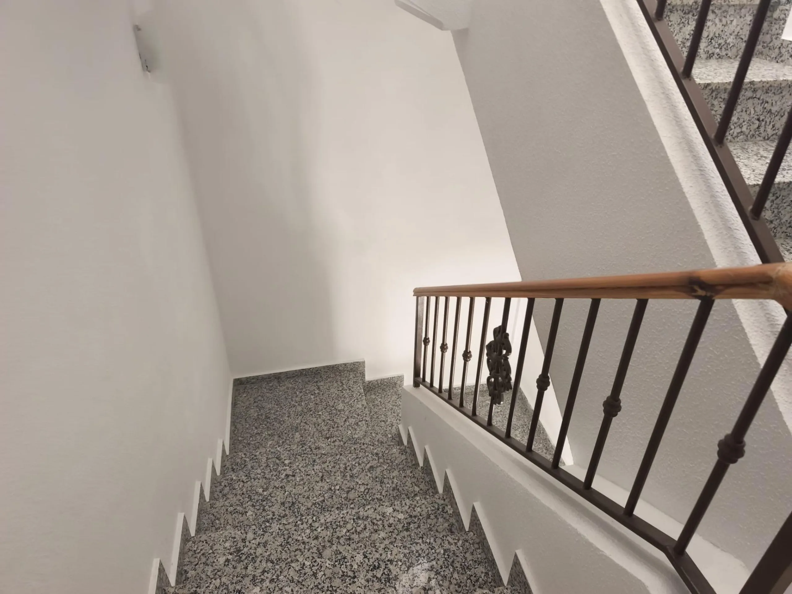 ADOSADO CON PISCINA PROPIA EN CIUDAD QUESADA DE 3 DORM. 2 BAÑOS. CON SOLARIUM PRIVADO DE 25 M2. PARCELA 92 M2. CASA 104 M2.