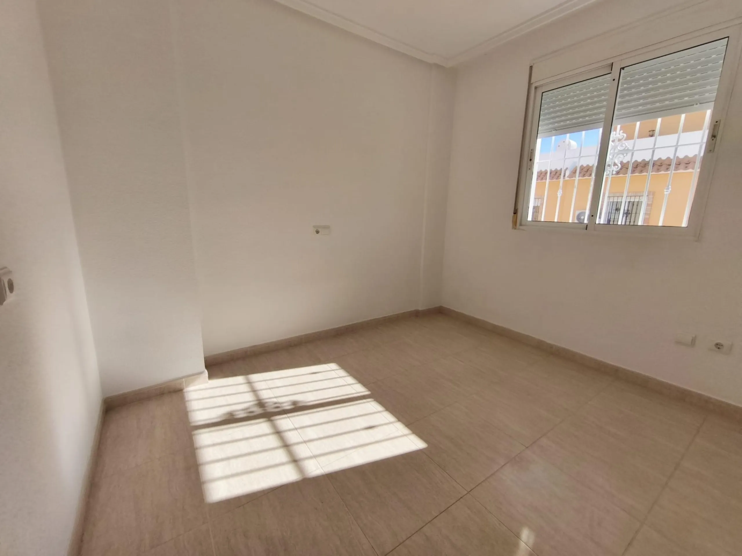 ADOSADO CON PISCINA PROPIA EN CIUDAD QUESADA DE 3 DORM. 2 BAÑOS. CON SOLARIUM PRIVADO DE 25 M2. PARCELA 92 M2. CASA 104 M2.