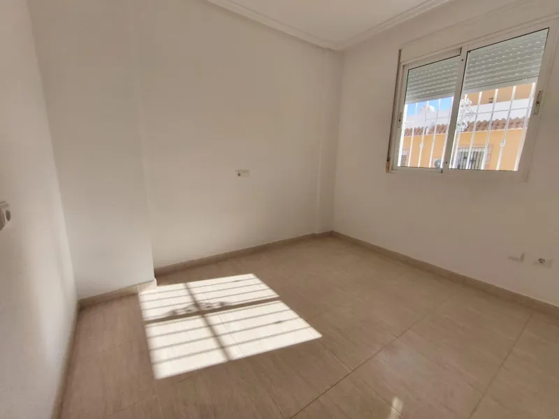 ADOSADO CON PISCINA PROPIA EN CIUDAD QUESADA DE 3 DORM. 2 BAÑOS. CON SOLARIUM PRIVADO DE 25 M2. PARCELA 92 M2. CASA 104 M2.