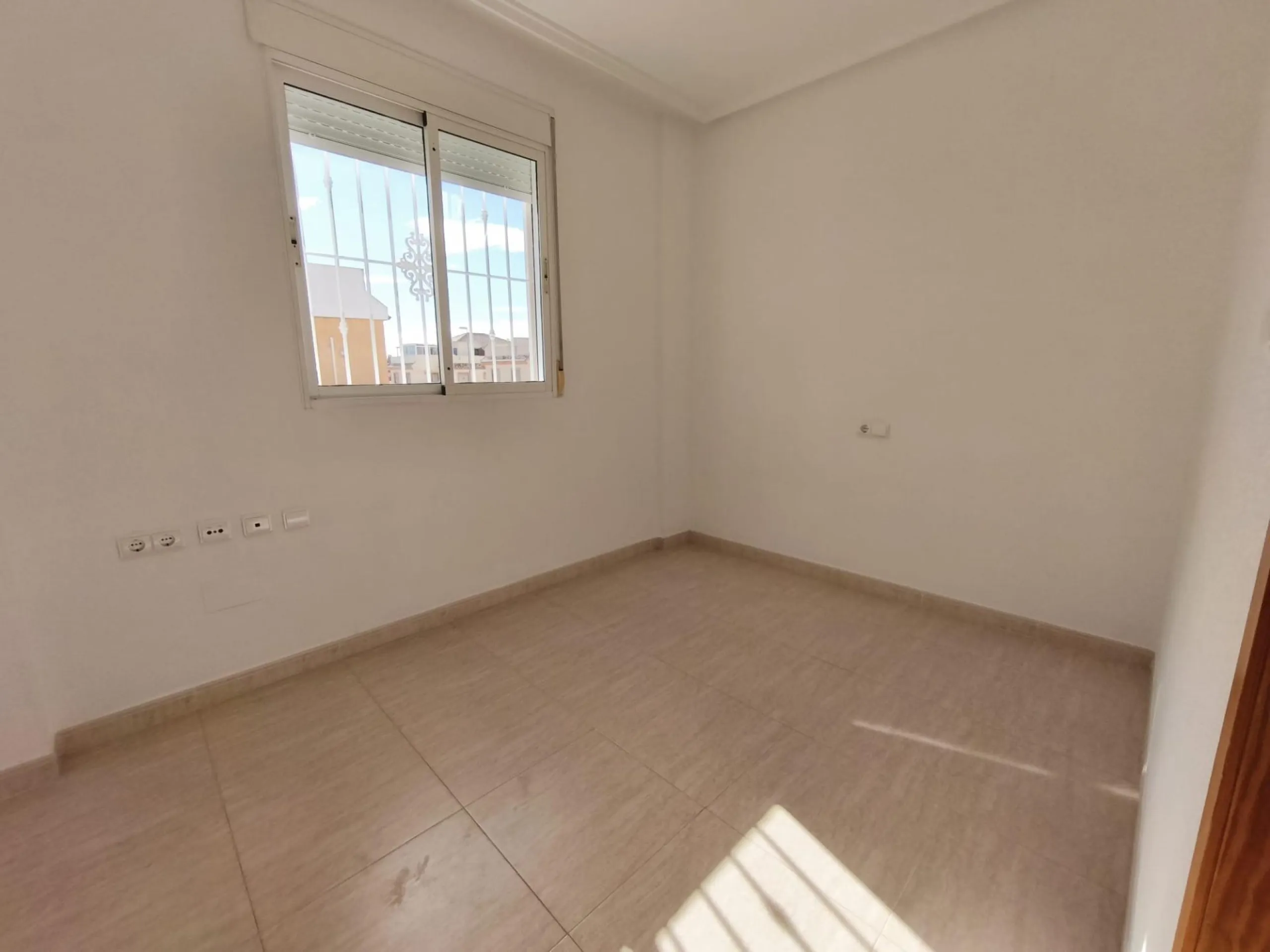 ADOSADO CON PISCINA PROPIA EN CIUDAD QUESADA DE 3 DORM. 2 BAÑOS. CON SOLARIUM PRIVADO DE 25 M2. PARCELA 92 M2. CASA 104 M2.