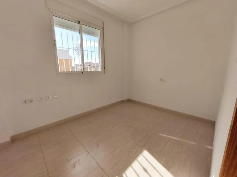 ADOSADO CON PISCINA PROPIA EN CIUDAD QUESADA DE 3 DORM. 2 BAÑOS. CON SOLARIUM PRIVADO DE 25 M2. PARCELA 92 M2. CASA 104 M2.