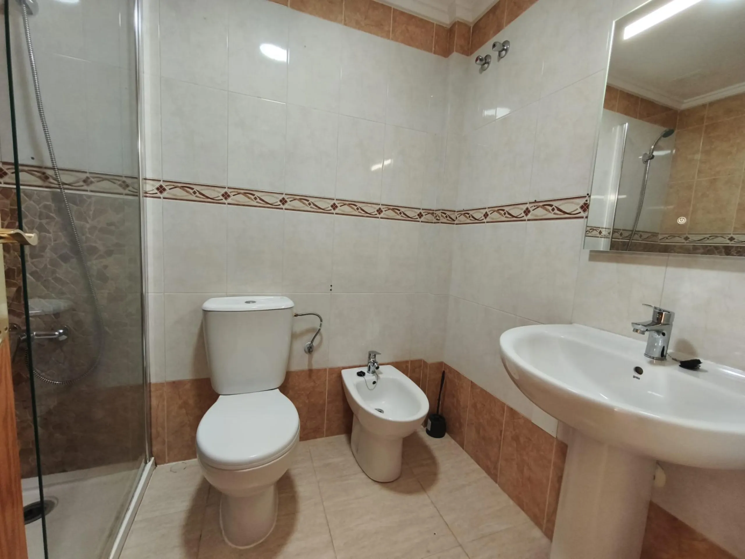 ADOSADO CON PISCINA PROPIA EN CIUDAD QUESADA DE 3 DORM. 2 BAÑOS. CON SOLARIUM PRIVADO DE 25 M2. PARCELA 92 M2. CASA 104 M2.