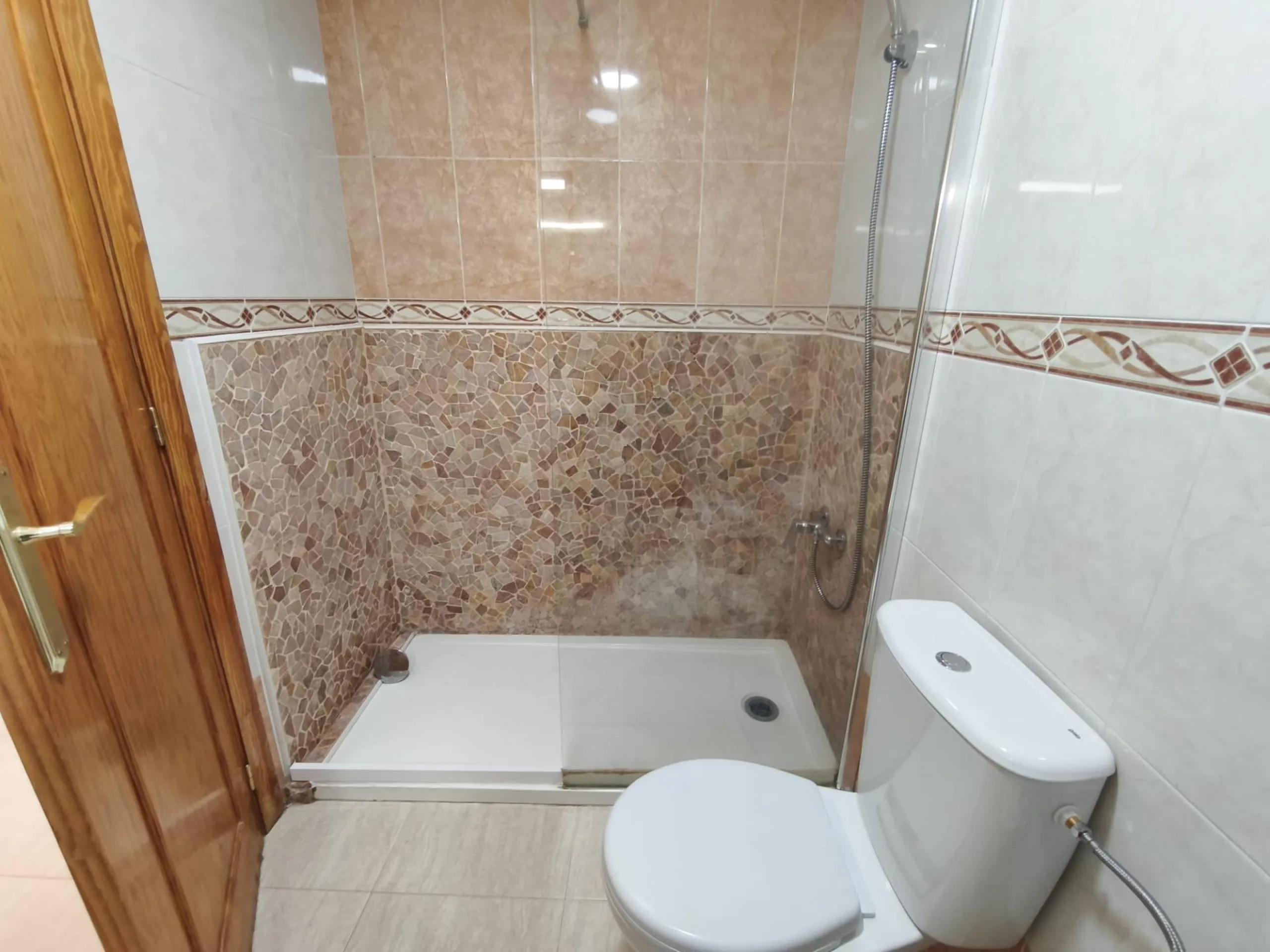 ADOSADO CON PISCINA PROPIA EN CIUDAD QUESADA DE 3 DORM. 2 BAÑOS. CON SOLARIUM PRIVADO DE 25 M2. PARCELA 92 M2. CASA 104 M2.