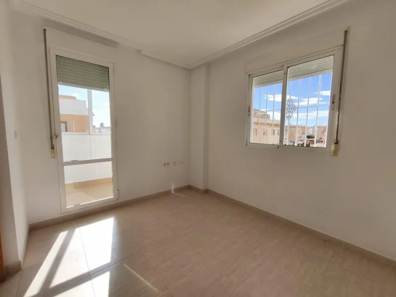 ADOSADO CON PISCINA PROPIA EN CIUDAD QUESADA DE 3 DORM. 2 BAÑOS. CON SOLARIUM PRIVADO DE 25 M2. PARCELA 92 M2. CASA 104 M2.