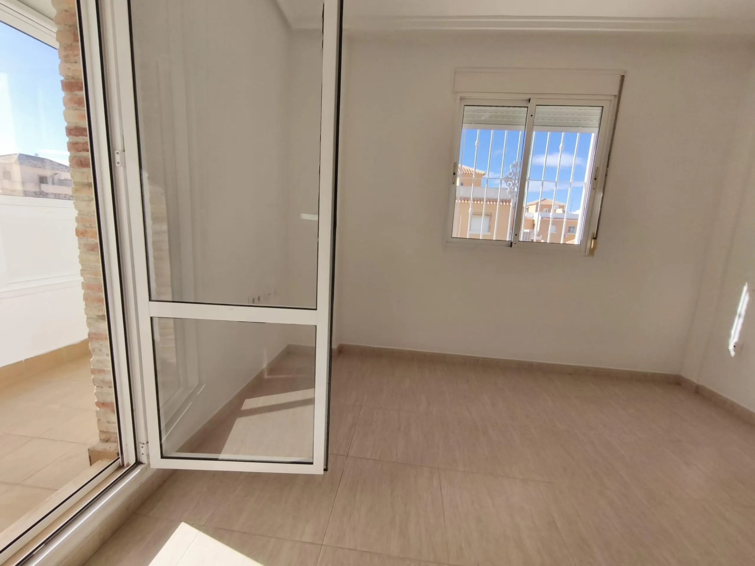ADOSADO CON PISCINA PROPIA EN CIUDAD QUESADA DE 3 DORM. 2 BAÑOS. CON SOLARIUM PRIVADO DE 25 M2. PARCELA 92 M2. CASA 104 M2.