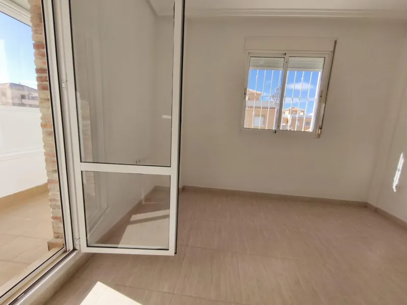 ADOSADO CON PISCINA PROPIA EN CIUDAD QUESADA DE 3 DORM. 2 BAÑOS. CON SOLARIUM PRIVADO DE 25 M2. PARCELA 92 M2. CASA 104 M2.