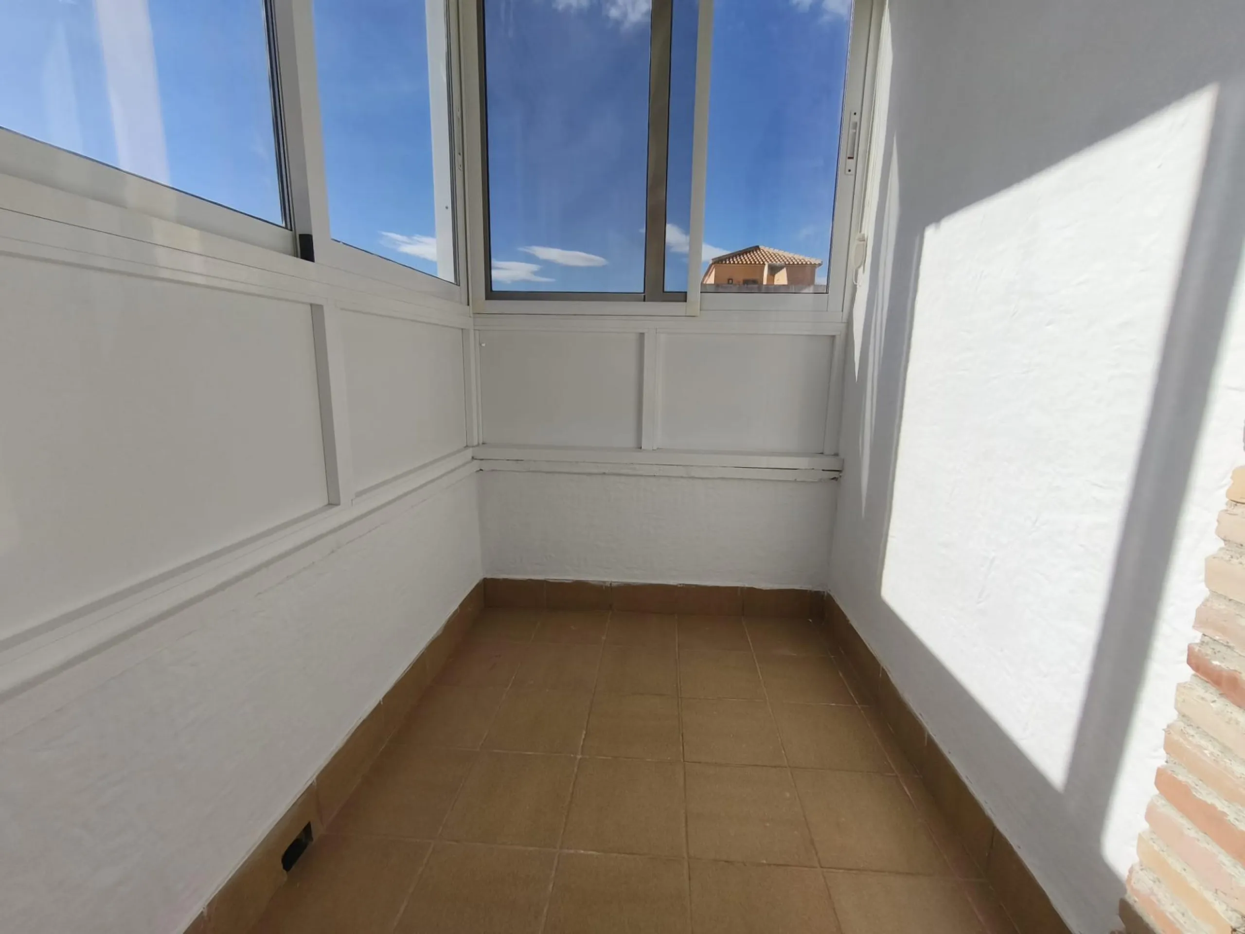 ADOSADO CON PISCINA PROPIA EN CIUDAD QUESADA DE 3 DORM. 2 BAÑOS. CON SOLARIUM PRIVADO DE 25 M2. PARCELA 92 M2. CASA 104 M2.