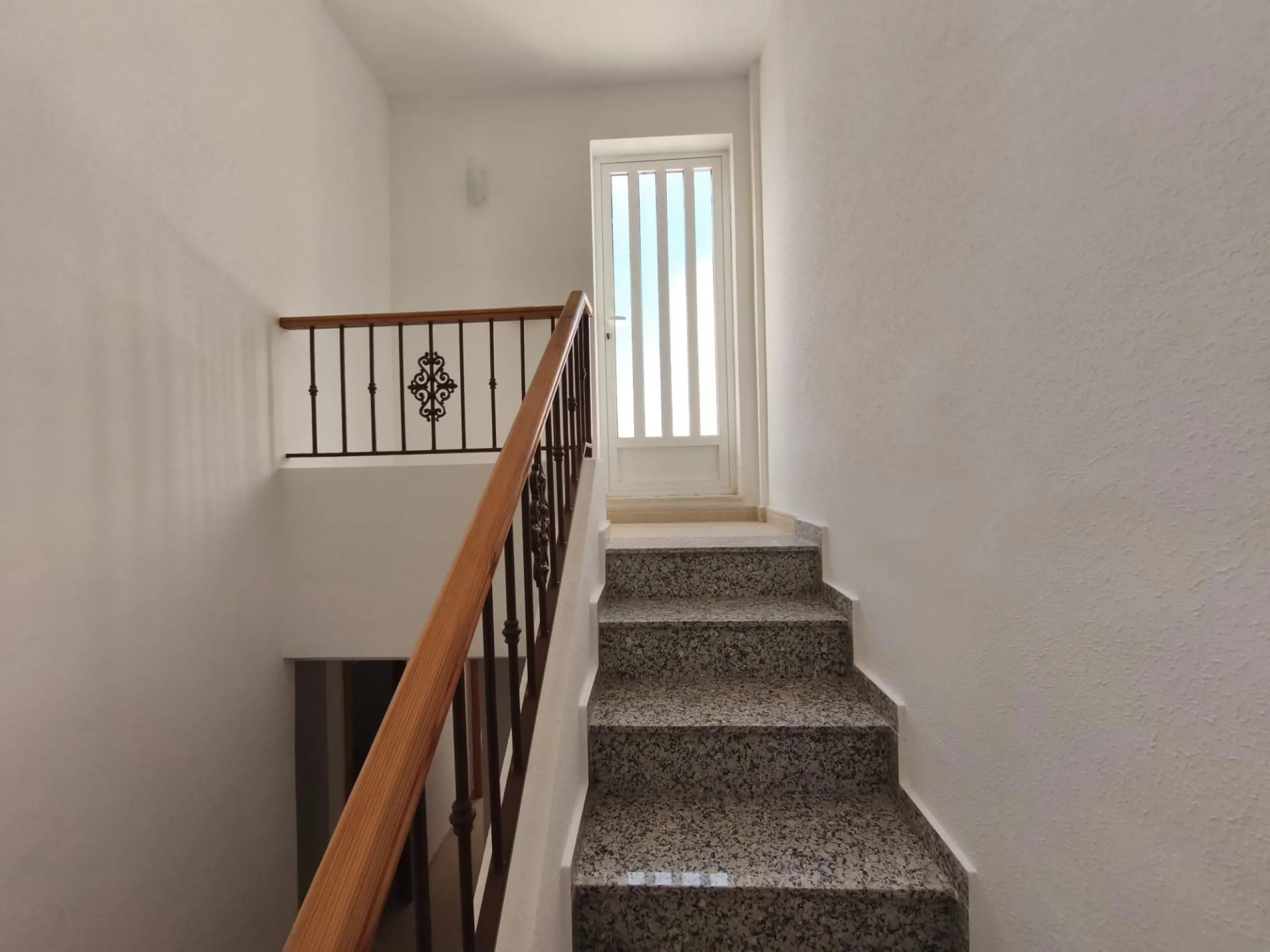 ADOSADO CON PISCINA PROPIA EN CIUDAD QUESADA DE 3 DORM. 2 BAÑOS. CON SOLARIUM PRIVADO DE 25 M2. PARCELA 92 M2. CASA 104 M2.