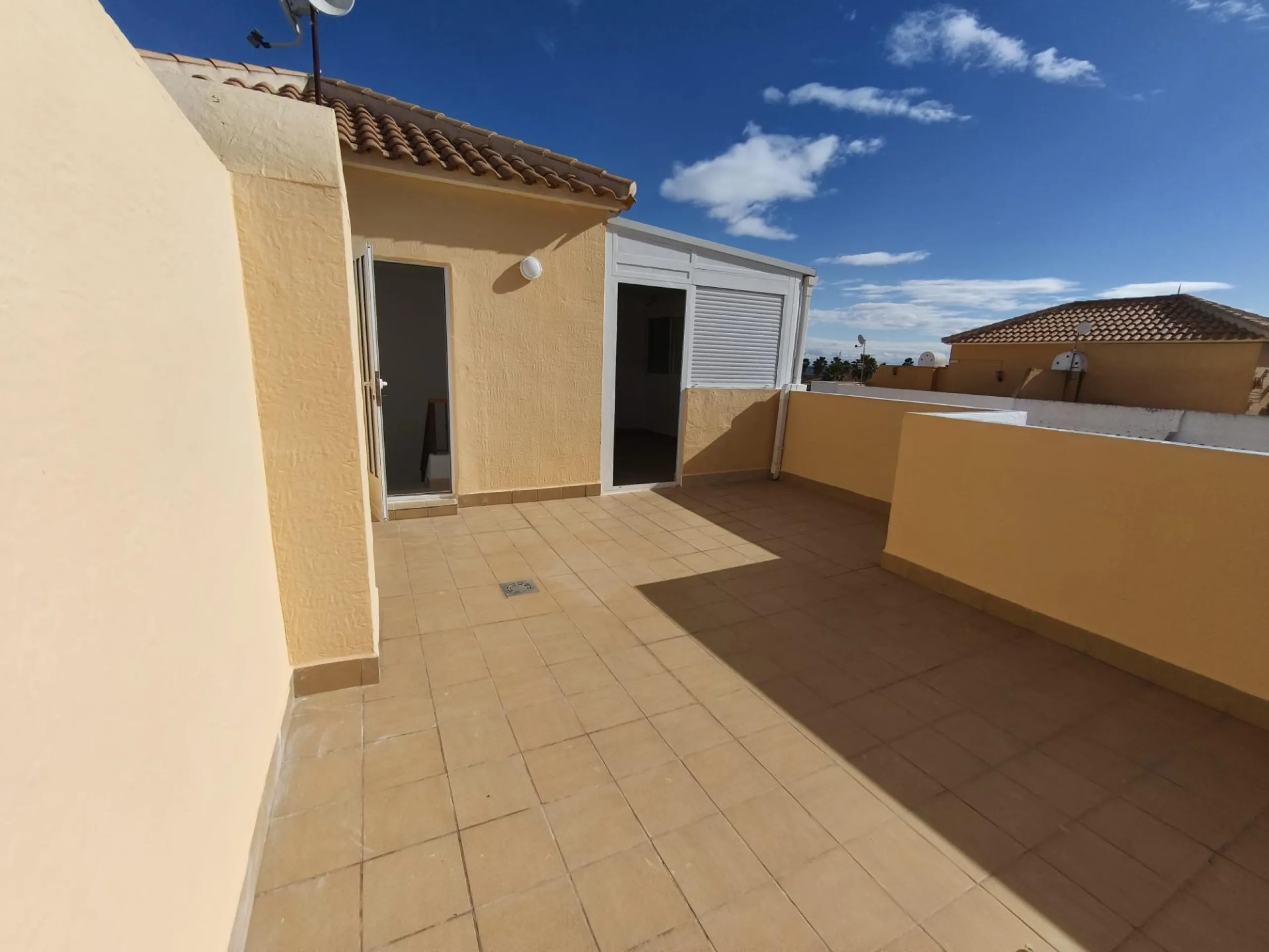ADOSADO CON PISCINA PROPIA EN CIUDAD QUESADA DE 3 DORM. 2 BAÑOS. CON SOLARIUM PRIVADO DE 25 M2. PARCELA 92 M2. CASA 104 M2.