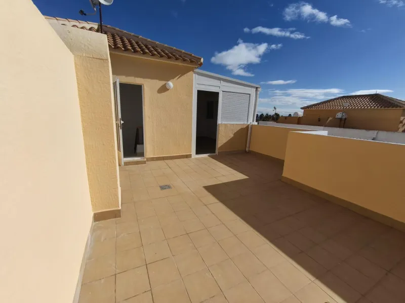 ADOSADO CON PISCINA PROPIA EN CIUDAD QUESADA DE 3 DORM. 2 BAÑOS. CON SOLARIUM PRIVADO DE 25 M2. PARCELA 92 M2. CASA 104 M2.