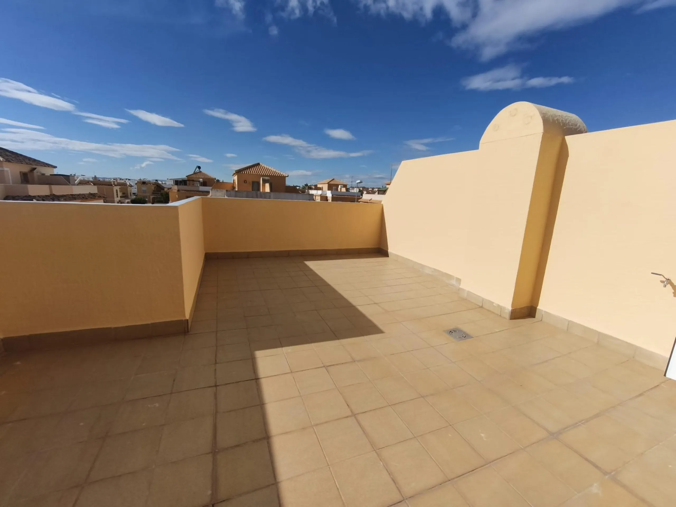 ADOSADO CON PISCINA PROPIA EN CIUDAD QUESADA DE 3 DORM. 2 BAÑOS. CON SOLARIUM PRIVADO DE 25 M2. PARCELA 92 M2. CASA 104 M2.