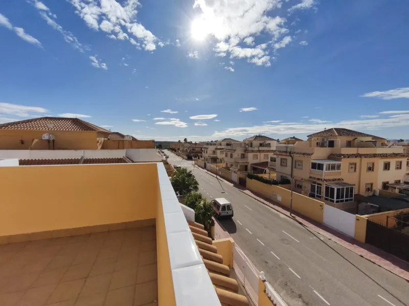 ADOSADO CON PISCINA PROPIA EN CIUDAD QUESADA DE 3 DORM. 2 BAÑOS. CON SOLARIUM PRIVADO DE 25 M2. PARCELA 92 M2. CASA 104 M2.