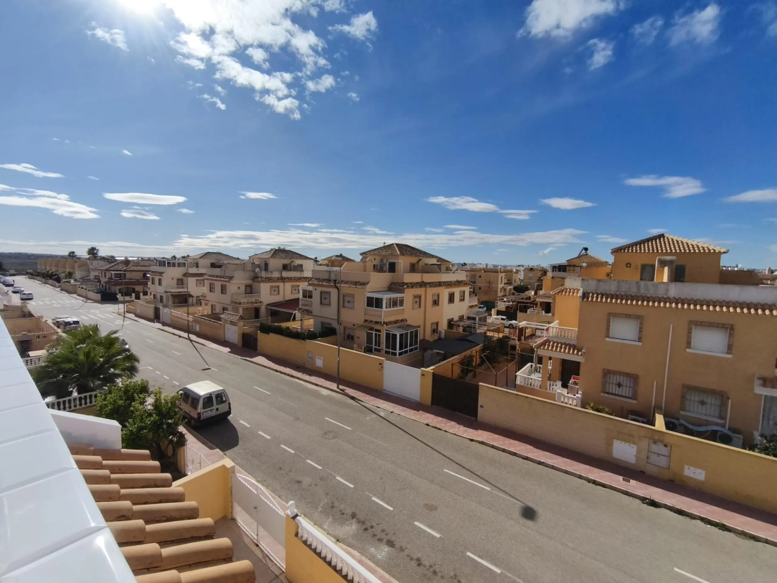 ADOSADO CON PISCINA PROPIA EN CIUDAD QUESADA DE 3 DORM. 2 BAÑOS. CON SOLARIUM PRIVADO DE 25 M2. PARCELA 92 M2. CASA 104 M2.