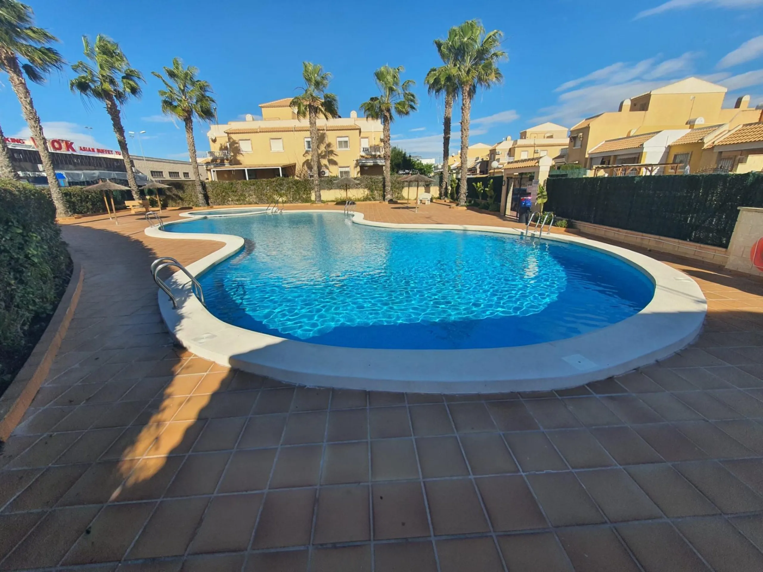 ADOSADO CON PISCINA PROPIA EN CIUDAD QUESADA DE 3 DORM. 2 BAÑOS. CON SOLARIUM PRIVADO DE 25 M2. PARCELA 92 M2. CASA 104 M2.