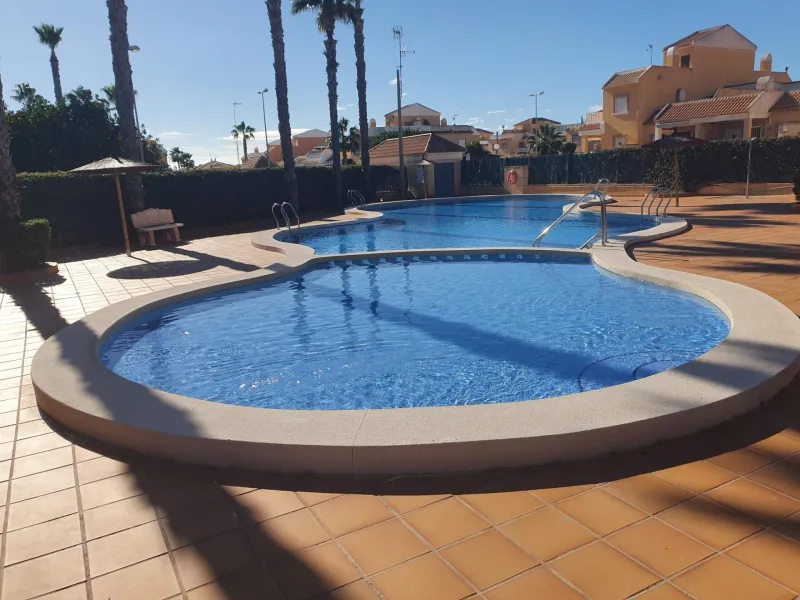 ADOSADO CON PISCINA PROPIA EN CIUDAD QUESADA DE 3 DORM. 2 BAÑOS. CON SOLARIUM PRIVADO DE 25 M2. PARCELA 92 M2. CASA 104 M2.