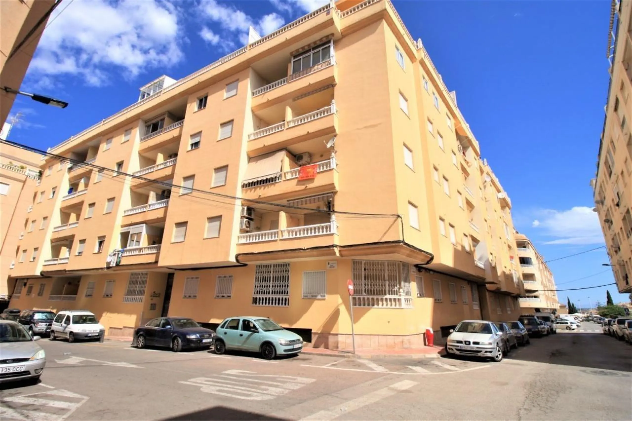 Apartamento exclusivo de dos habitaciones con un baño en el centro de Torrevieja.