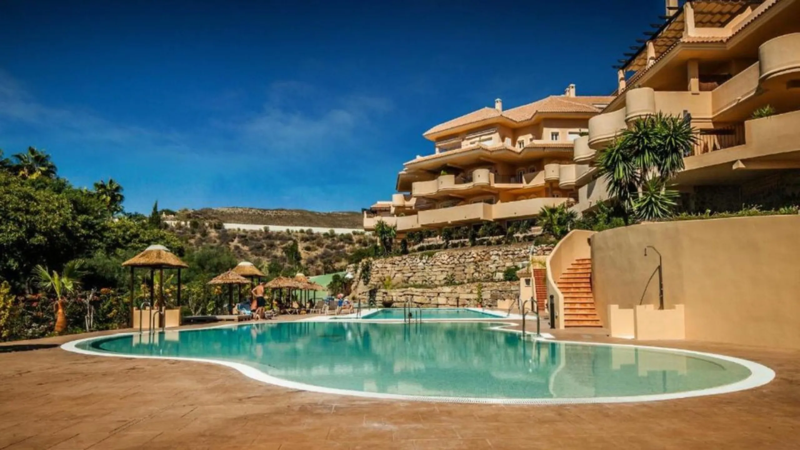 Exklusive renovierte Wohnung mit zwei Schlafzimmern in einer renommierten Hotelanlage in Nueva Andalucía, Marbella