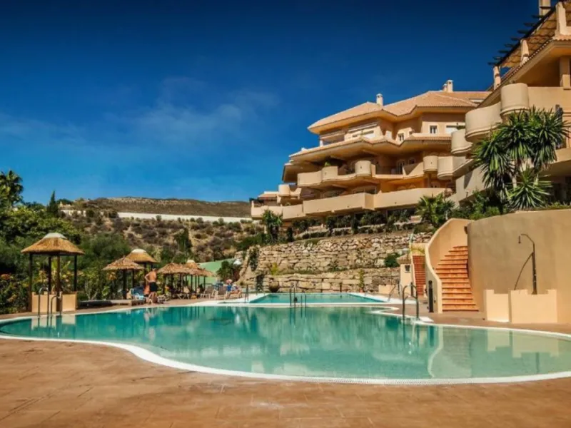 Exklusive renovierte Wohnung mit zwei Schlafzimmern in einer renommierten Hotelanlage in Nueva Andalucía, Marbella