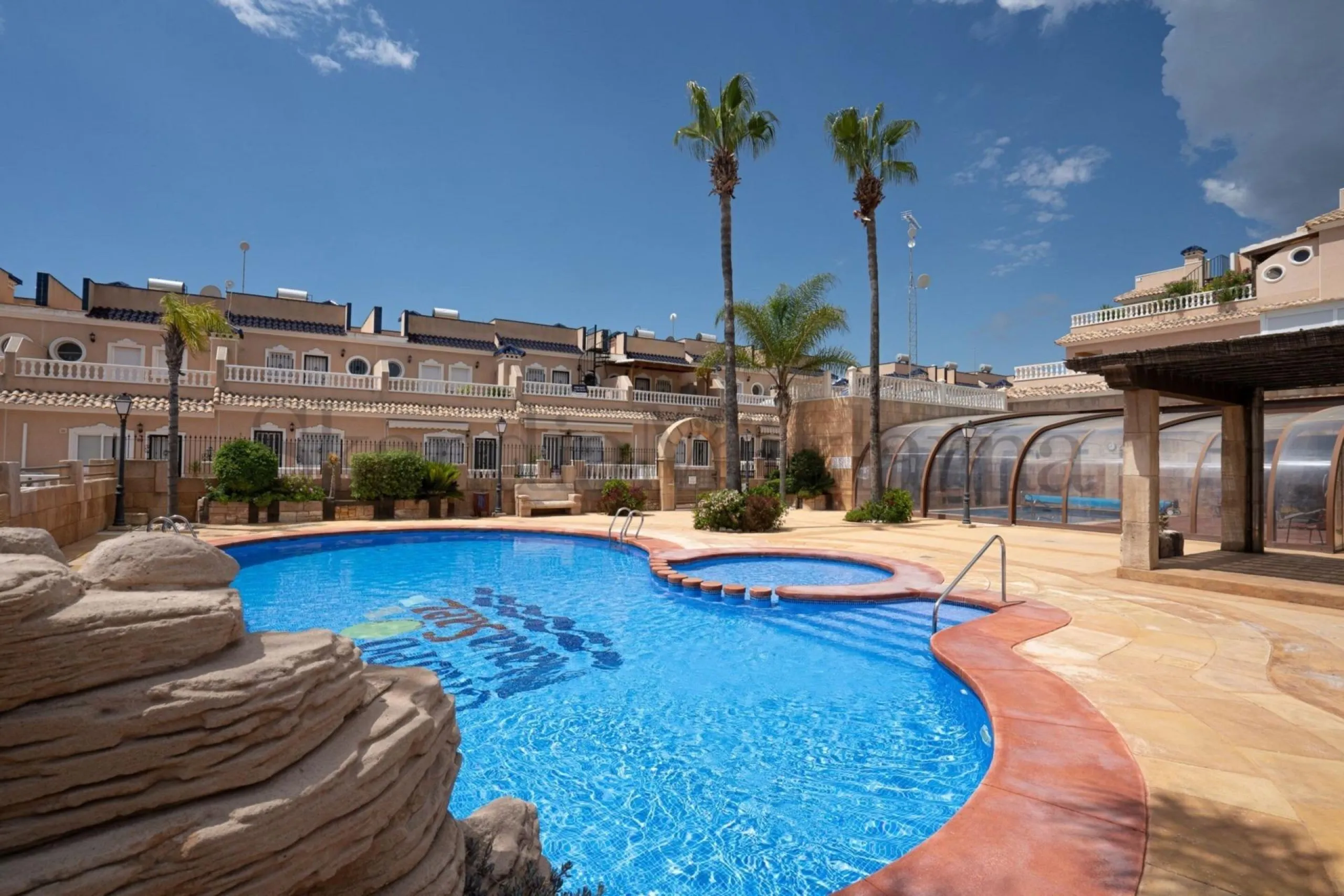 SEMI-DETACHED HOUSE IN VILLAMARTIN WITH 2 BEDROOMS, 2 BATHROOMS, SWIMMING POOL, JACUZZI AND SAUNA
