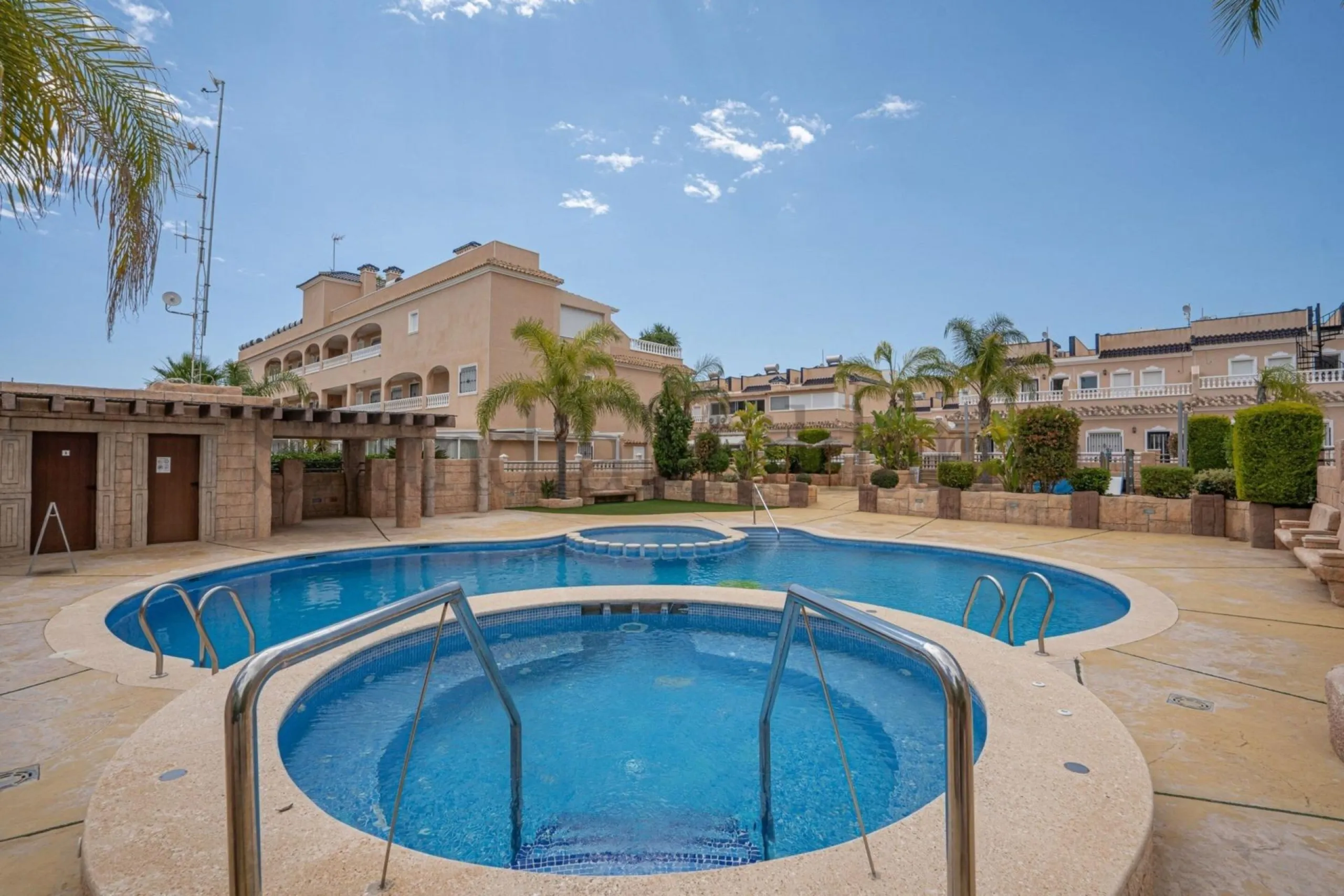 SEMI-DETACHED HOUSE IN VILLAMARTIN WITH 2 BEDROOMS, 2 BATHROOMS, SWIMMING POOL, JACUZZI AND SAUNA