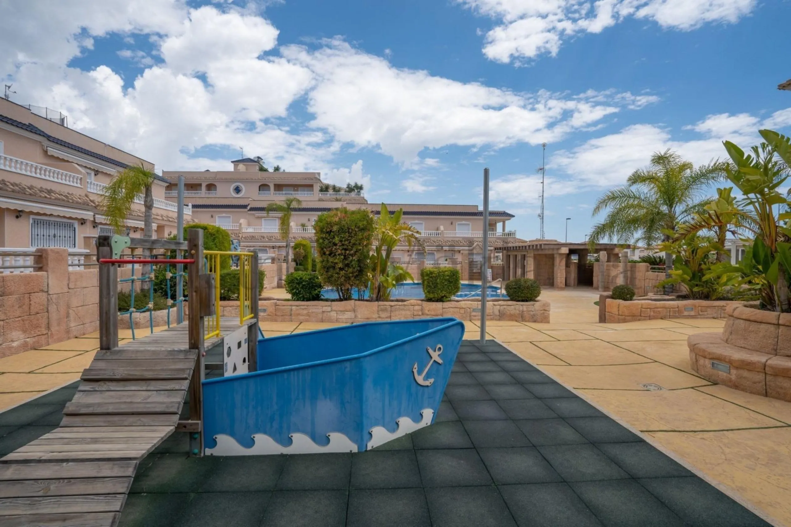 SEMI-DETACHED HOUSE IN VILLAMARTIN WITH 2 BEDROOMS, 2 BATHROOMS, SWIMMING POOL, JACUZZI AND SAUNA