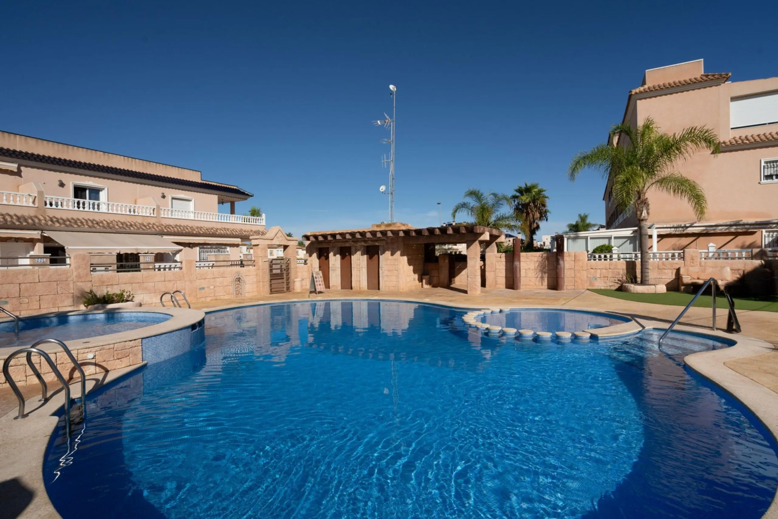 SEMI-DETACHED HOUSE IN VILLAMARTIN WITH 2 BEDROOMS, 2 BATHROOMS, SWIMMING POOL, JACUZZI AND SAUNA