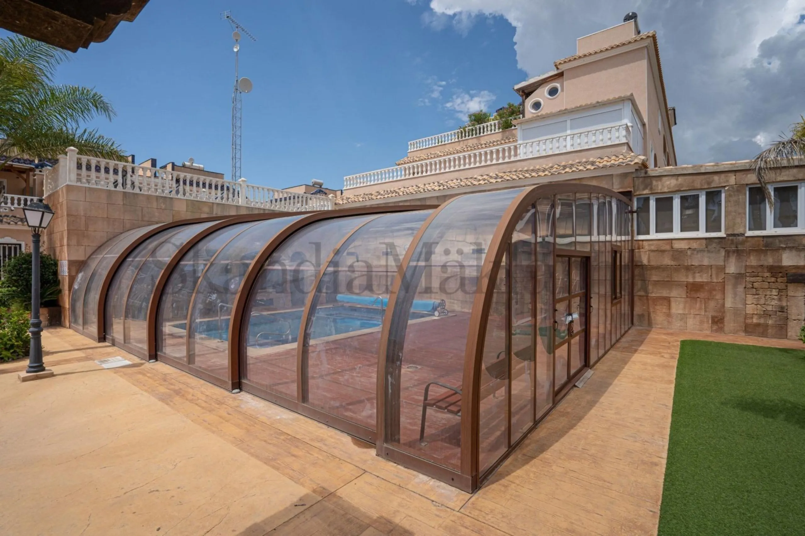 SEMI-DETACHED HOUSE IN VILLAMARTIN WITH 2 BEDROOMS, 2 BATHROOMS, SWIMMING POOL, JACUZZI AND SAUNA