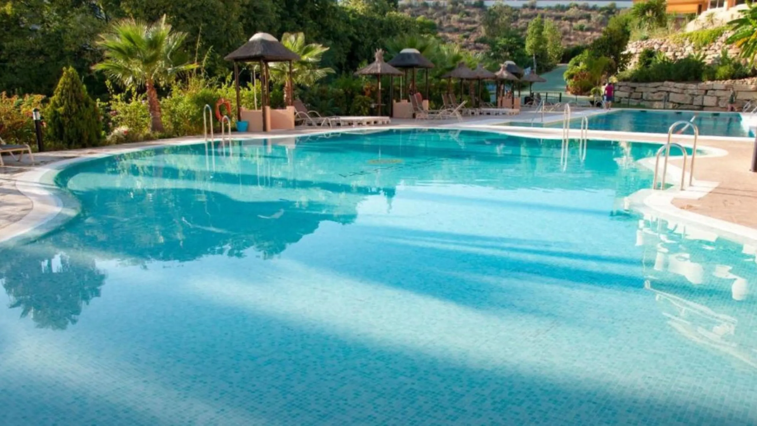 Exklusive renovierte Wohnung mit zwei Schlafzimmern in einer renommierten Hotelanlage in Nueva Andalucía, Marbella