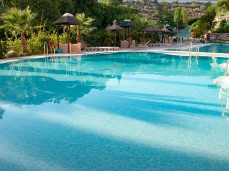 Exklusive renovierte Wohnung mit zwei Schlafzimmern in einer renommierten Hotelanlage in Nueva Andalucía, Marbella