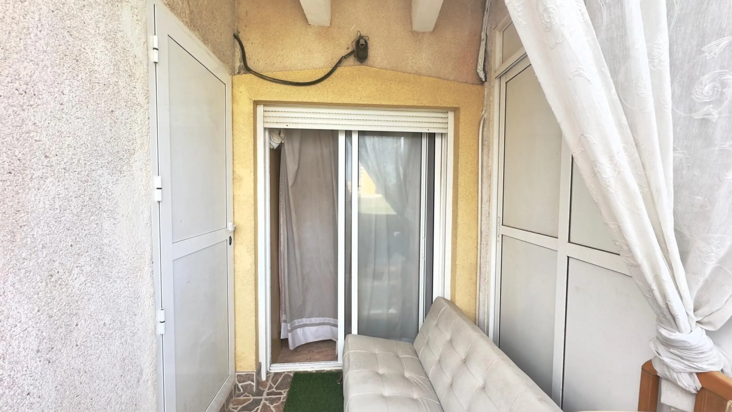OBERGESCHOSS MIT GROßER ECKTERRASSE 2 ZIMMER 1 BADEZIMMER