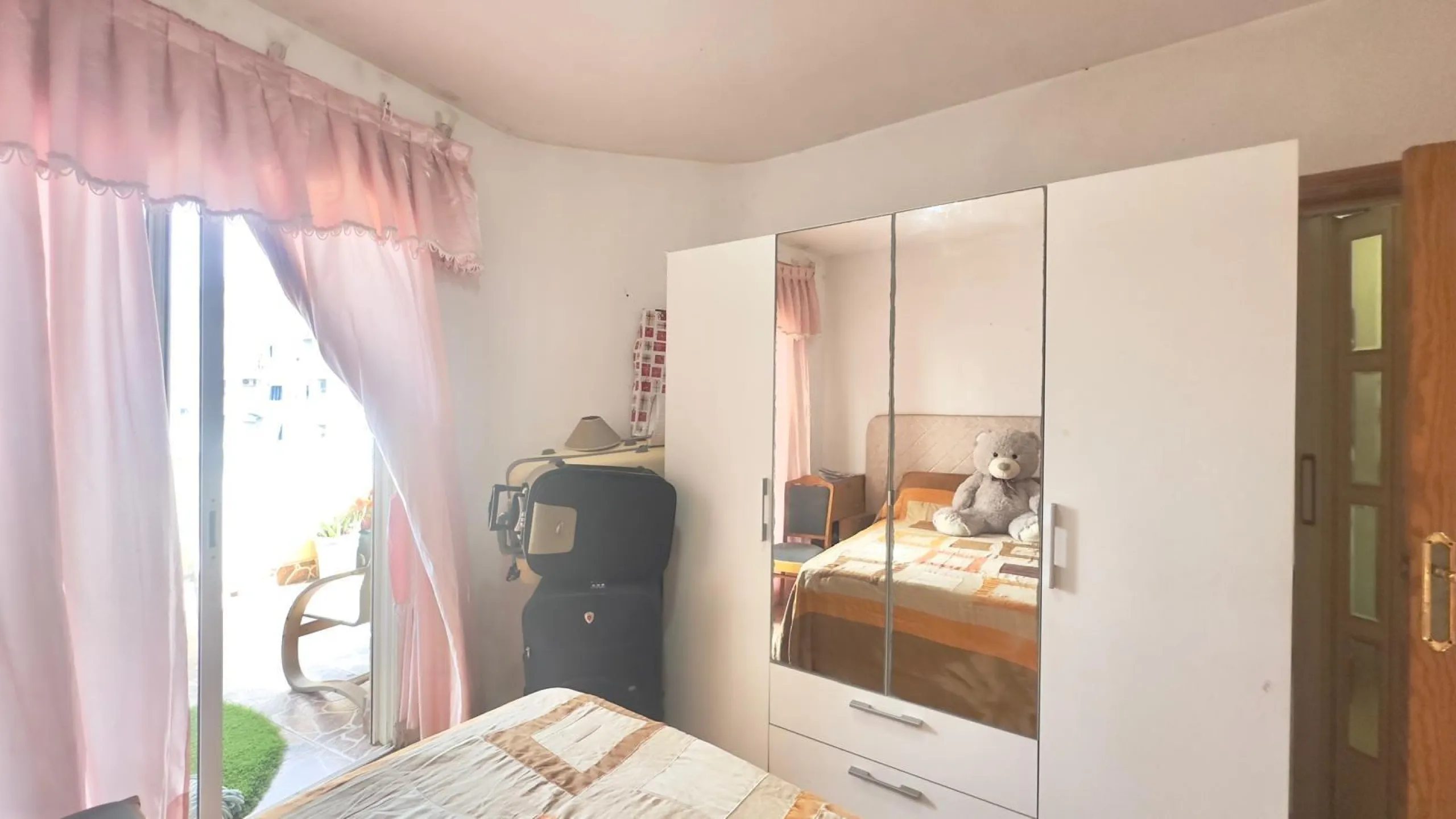 OBERGESCHOSS MIT GROßER ECKTERRASSE 2 ZIMMER 1 BADEZIMMER