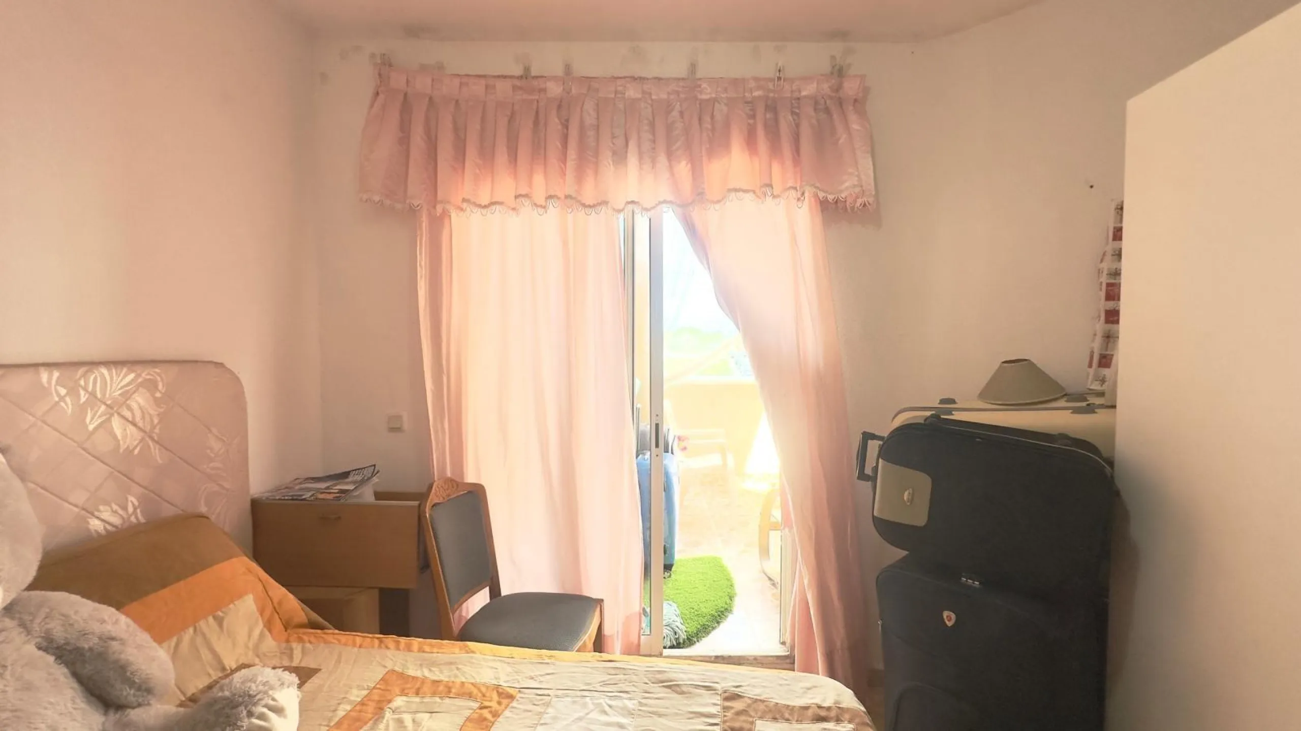 OBERGESCHOSS MIT GROßER ECKTERRASSE 2 ZIMMER 1 BADEZIMMER