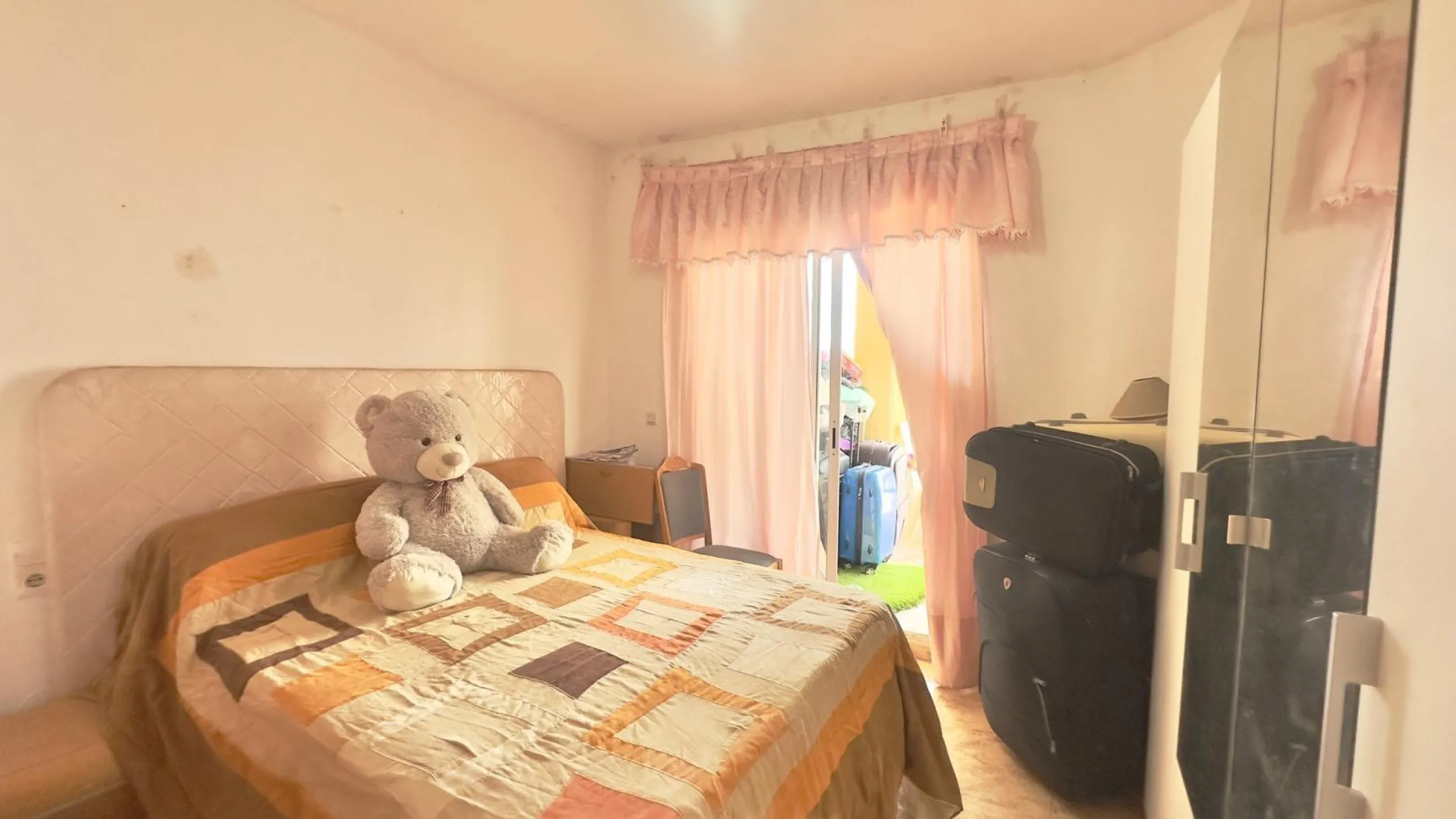 OBERGESCHOSS MIT GROßER ECKTERRASSE 2 ZIMMER 1 BADEZIMMER