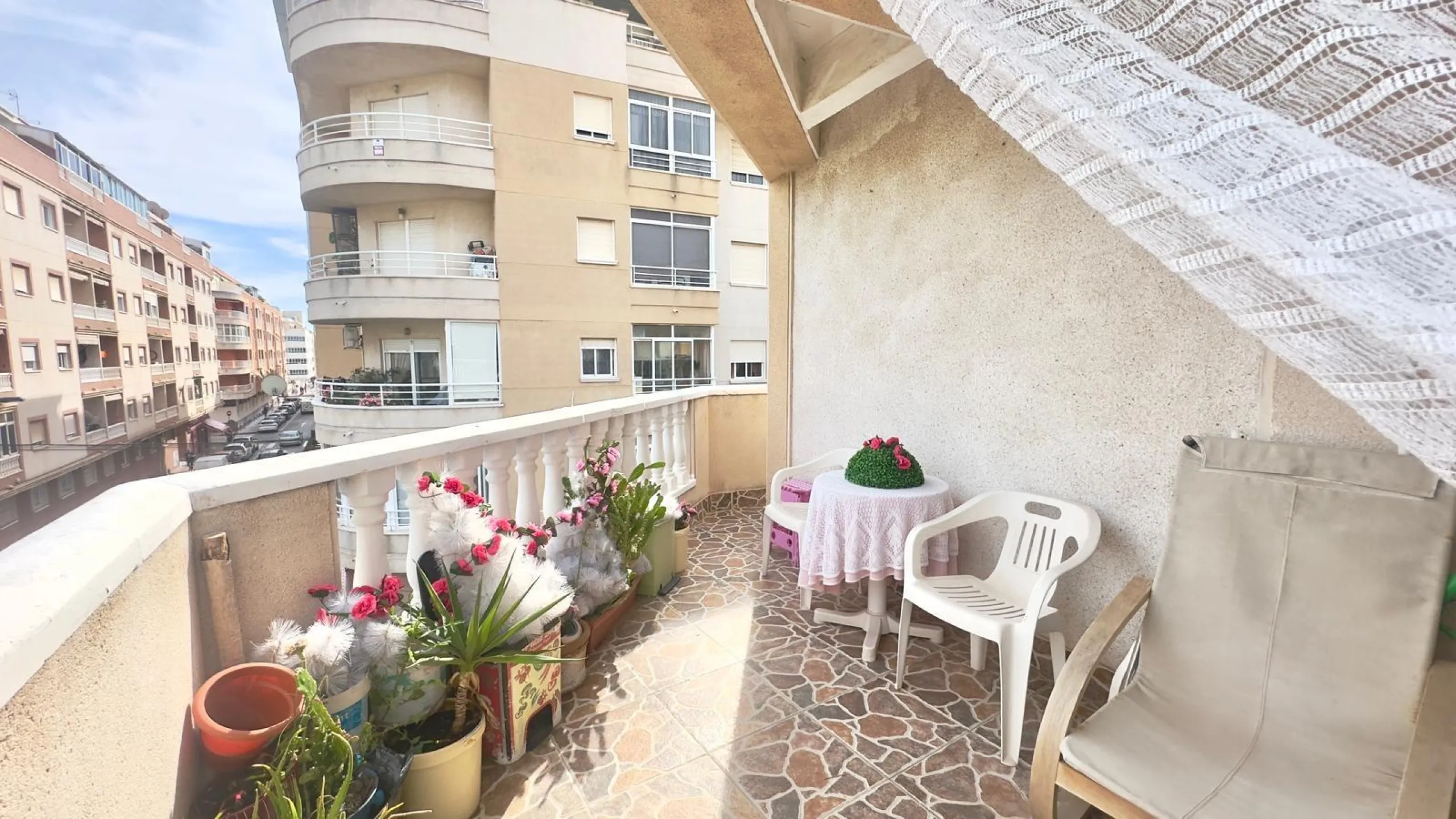 OBERGESCHOSS MIT GROßER ECKTERRASSE 2 ZIMMER 1 BADEZIMMER
