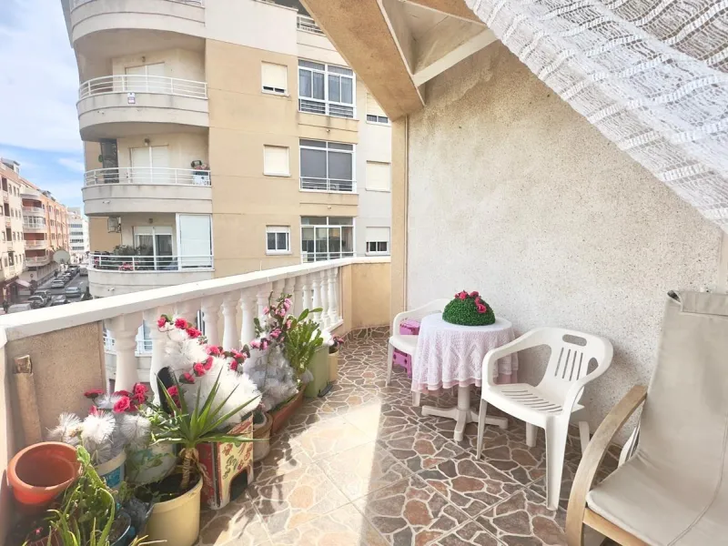 OBERGESCHOSS MIT GROßER ECKTERRASSE 2 ZIMMER 1 BADEZIMMER