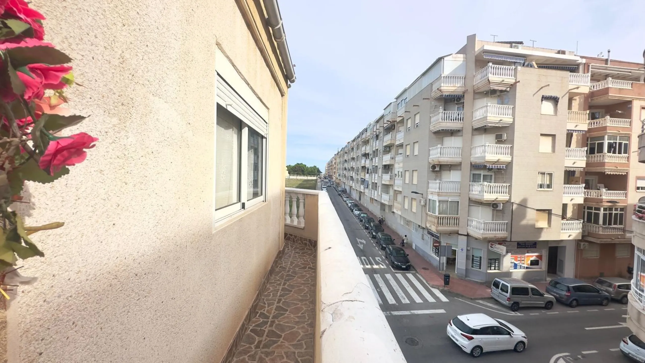OBERGESCHOSS MIT GROßER ECKTERRASSE 2 ZIMMER 1 BADEZIMMER